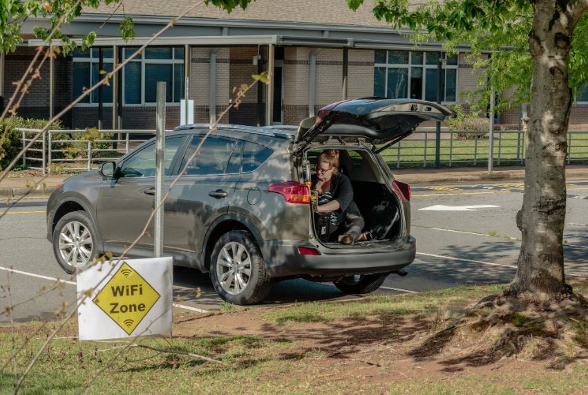 Beth Revis, escritora, utiliza el wifi gratis afuera de la Escuela Primaria Mount Vernon-Ruth en Rutherfordton, Carolina del Norte, el 24 de abril de 2020. (Foto Prensa Libre: The New York Times)