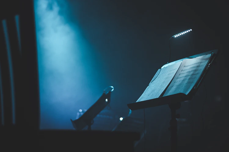 Con el cierre de espectáculos públicos, músicos de orquesta han tenido que realizar nuevas dinámicas para la interpretación musical. (Foto Prensa Libre: Unsplash)