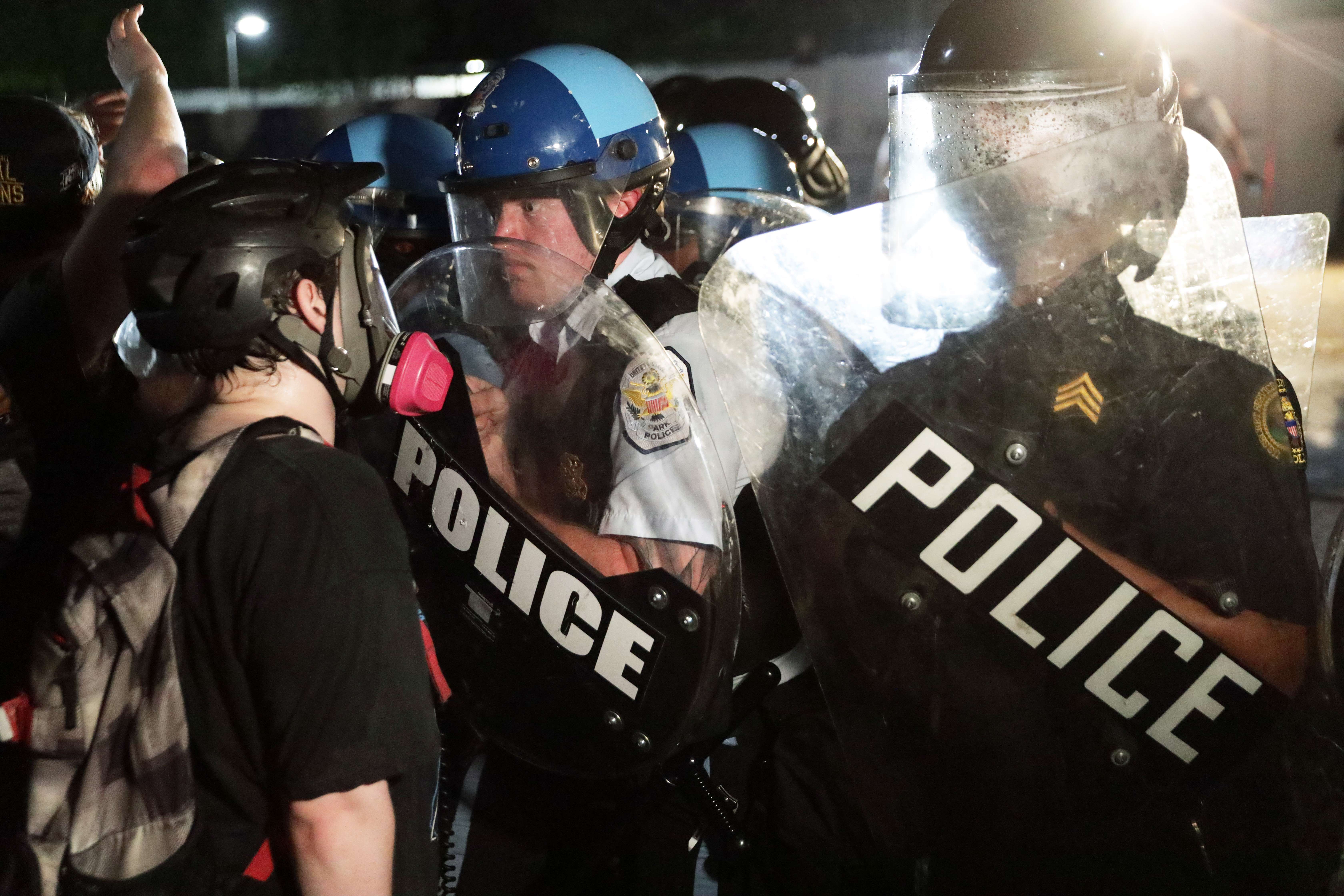 La policía de Nueva York se enfrentó el viernes a los manifestantes que rechazaban el asesinato del afroamericano George Floyd. (Foto Prensa Libre: AFP)