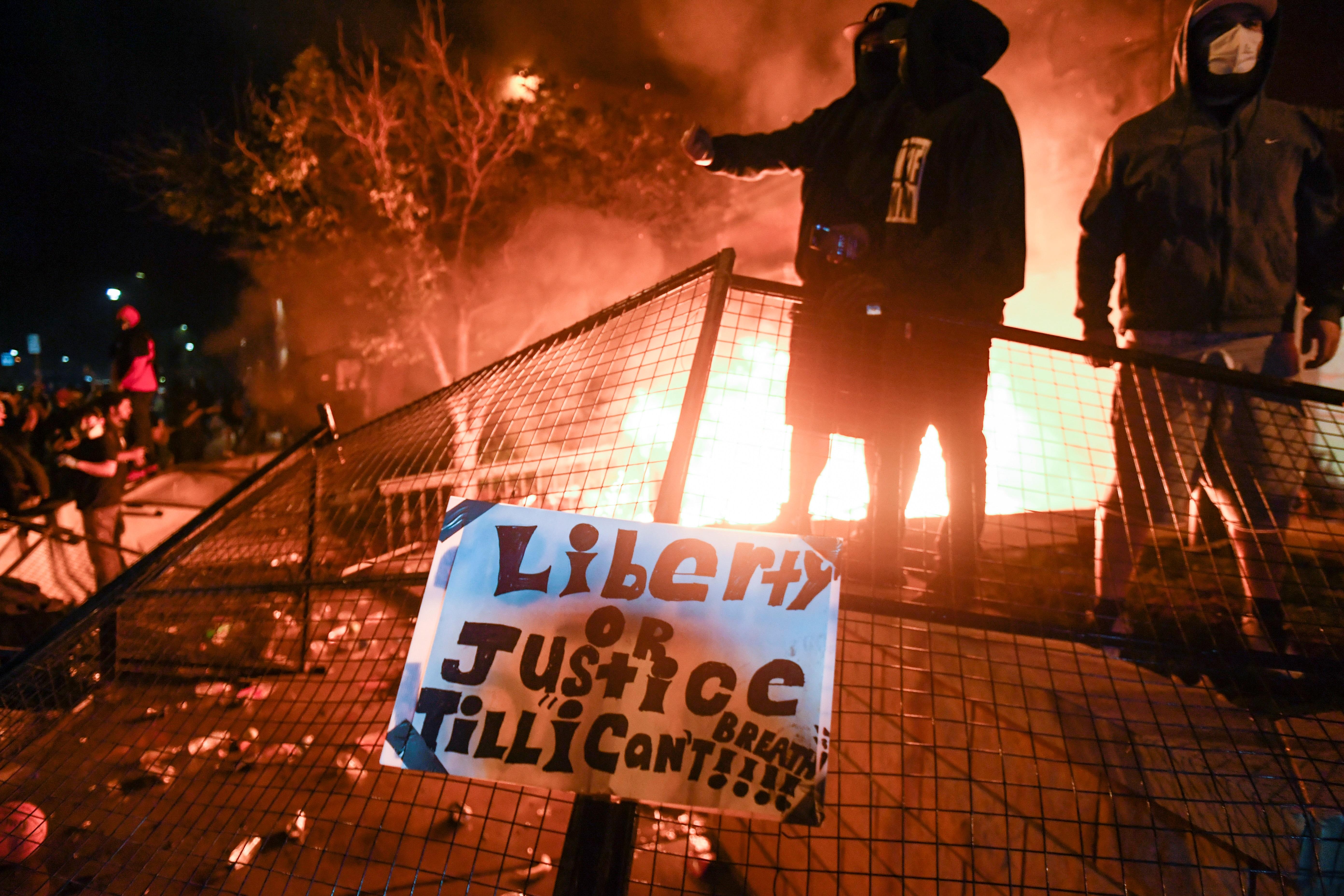  Miles de personas participaron el viernes en la tercera noche consecutiva de protestas en Mineápolis (Minesota) por la muerte a manos de la Policía del afroamericano George Floyd, movilizaciones que derivaron en la quema de una estación de Policía. 