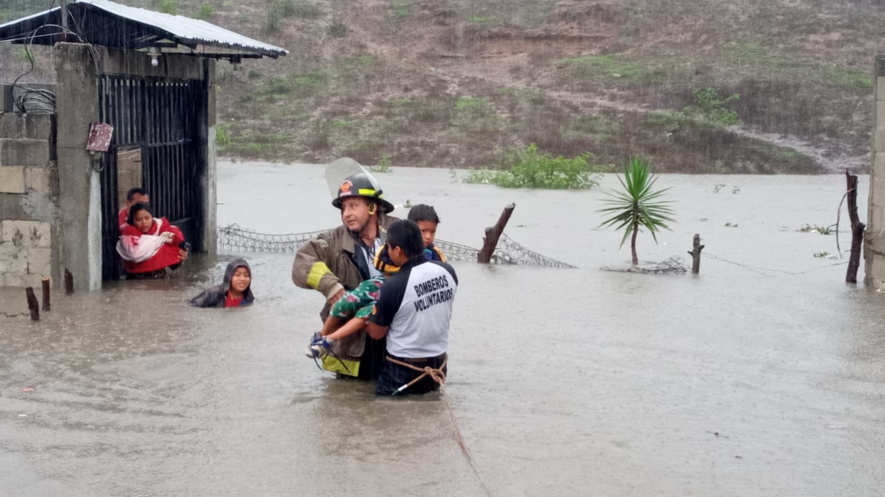 En su paso por el país, la  Tormenta tropical Amanda ha causado inundaciones en varios municipios del país. (Foto Prensa Libre: Bomberos)