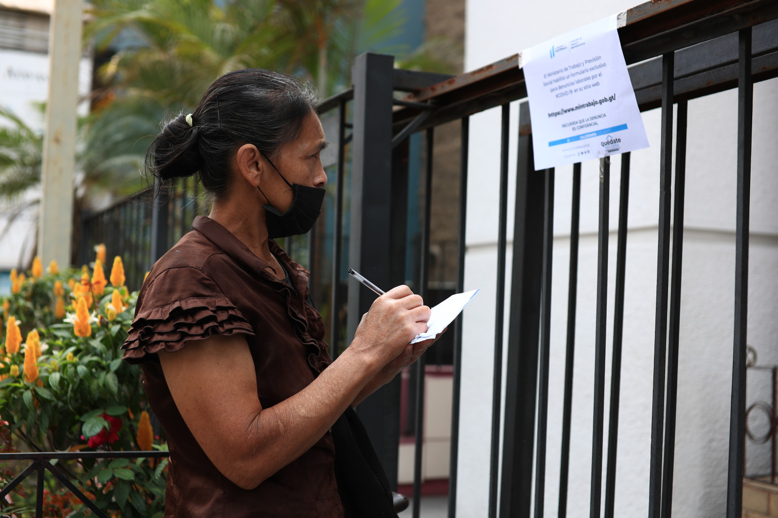 Muchos guatemaltecos han pedido información del programa de suspensión laboral, pero se encontraron con las puertas cerradas. (Foto Prensa Libre: Hemeroteca PL)