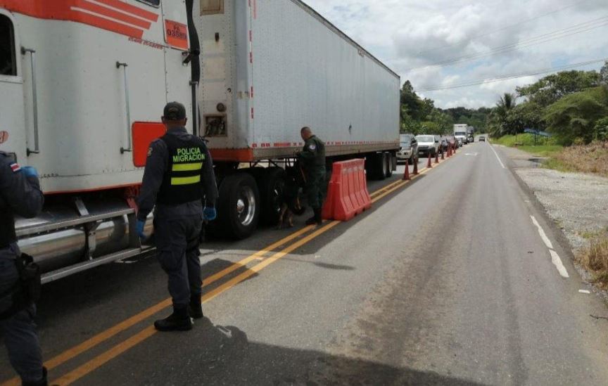 Unos 900 pilotos de transporte terrestre se encuentran varados en los puntos fronterizos de Nicaragua, Costa Rica y Panamá, según el Comité Consultivo de la Integración Económica (Ccie). (Foto Prensa Libre: Fuerza Pública de Costa Rica)