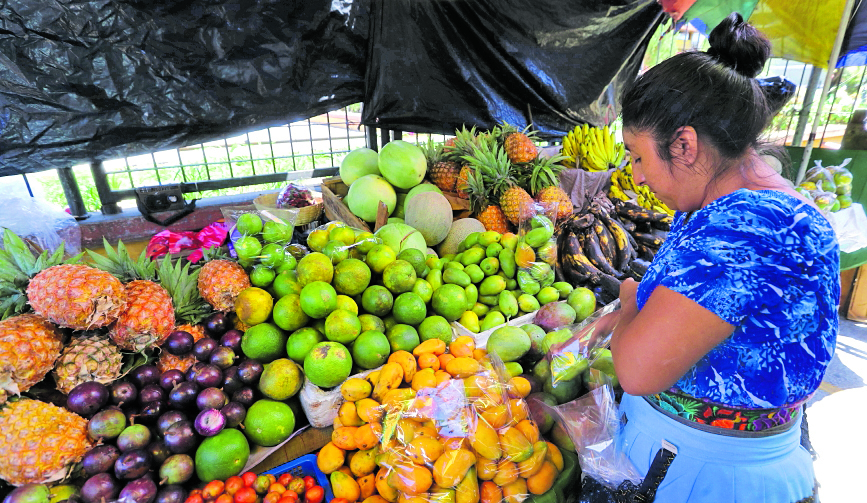 Las familias que viven de las remesas tendrán un impacto en su consumo por la disminución de los envíos a causa del coronavirus en Estados Unidos. (Foto Prensa Libre: Érick Ávila)