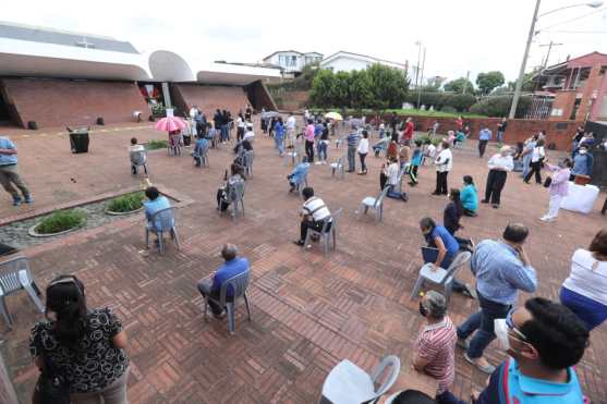 Frente a la Parroquia San Juan Bosco las personas guardaron su distancia y aplicaron alcohol en gel antes y después de retirarse. Foto Prensa Libre: Érick Ávila