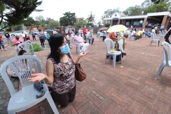 Los fieles llegaron a la iglesia María Auxiliadora alrededor de las dos de la tarde hasta las cuatro que estuvo expuesto el Santísimo. Foto Prensa Libre: Érick Ávila