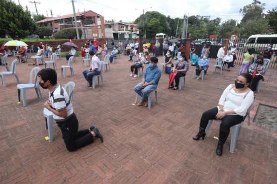 La actividad del Cuerpo de la Sangre de Cristo en la iglesia San Juan Bosco, zona 11, es una de las primeras en las que se puede notar una alta afluencia de personas después de las restricciones gubernamentales. Foto Prensa Libre: Érick Ávila