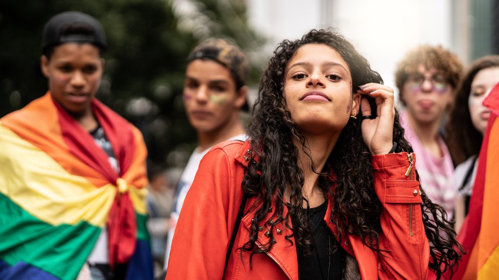 El término es utilizado y promovido por personas que no se identifican con el género femenino ni masculino.