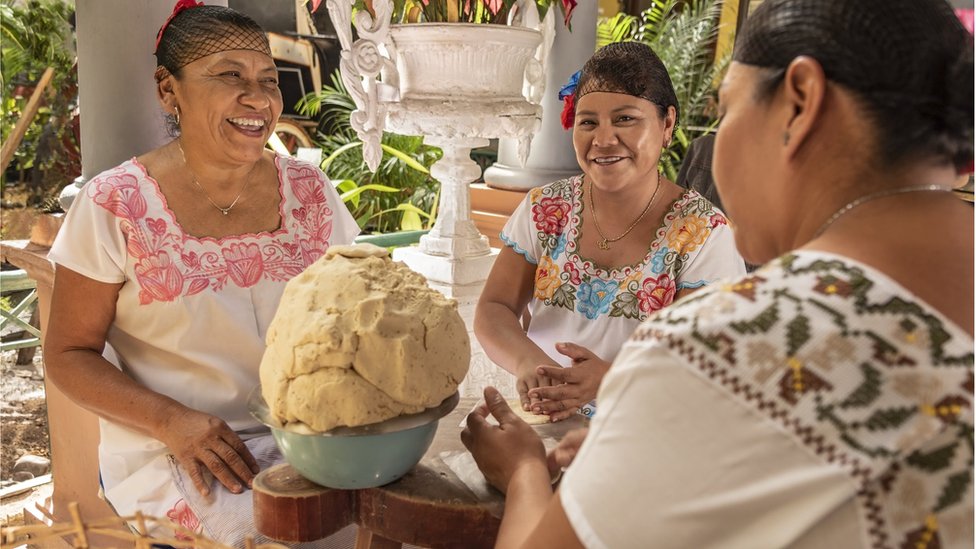 Las personas que trabajan en cine, televisión y otros medios mexicanos rara vez muestran una apariencia física y color de piel similar al de la mayoría de la población del país.