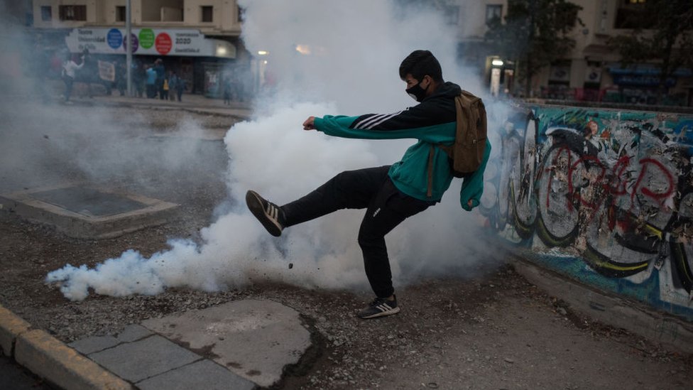 La pandemia solamente ha aumentado la lista de razones para protestar de muchos latinoamericanos. (Foto Prensa Libre: Getty Images)