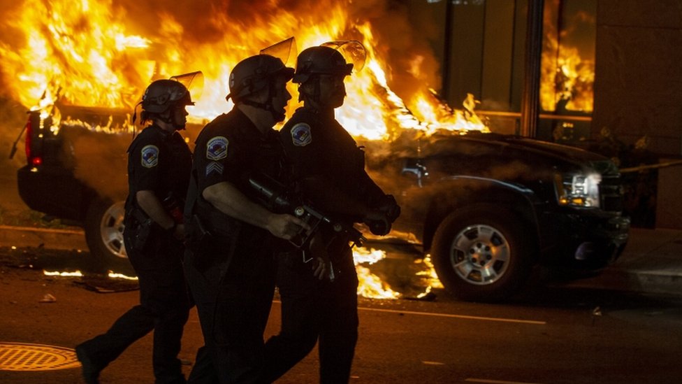 La muerte de Michael Brown ha provocado incendios y saqueos en varias ciudades estadounidenses. (Foto Prensa Libre: Getty Images)