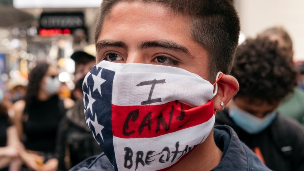 Las manifestaciones por la muerte de George Floyd podrían ayudar al contagio del coronavirus, advierten los especialistas. (Foto Prensa Libre: Getty Images)