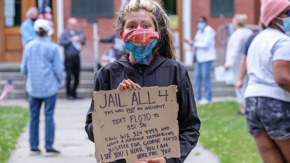 Mujer en una de las manifestaciones contra la brutalidad policial en Estados Unidos. (Foto Prensa Libre: Getty Images)