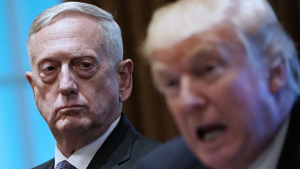 James Mattis (izq.) renunció en 2018, cuando Donald Trump decidió retirar las tropas estadounidenses de Siria. (Foto Prensa Libre: AFP)