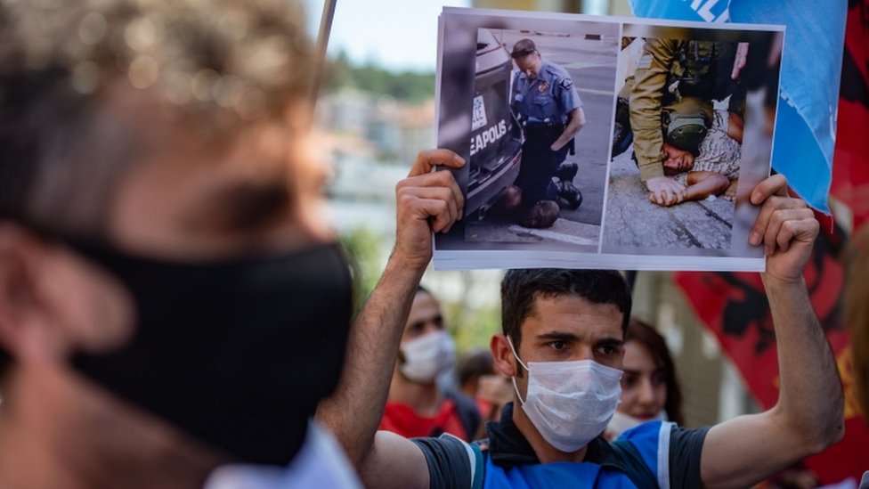 Manifestantes en Turquía protestaron frente al consulado de EE.UU. por la muerte de Floyd. (Foto Prensa Libre: AFP)