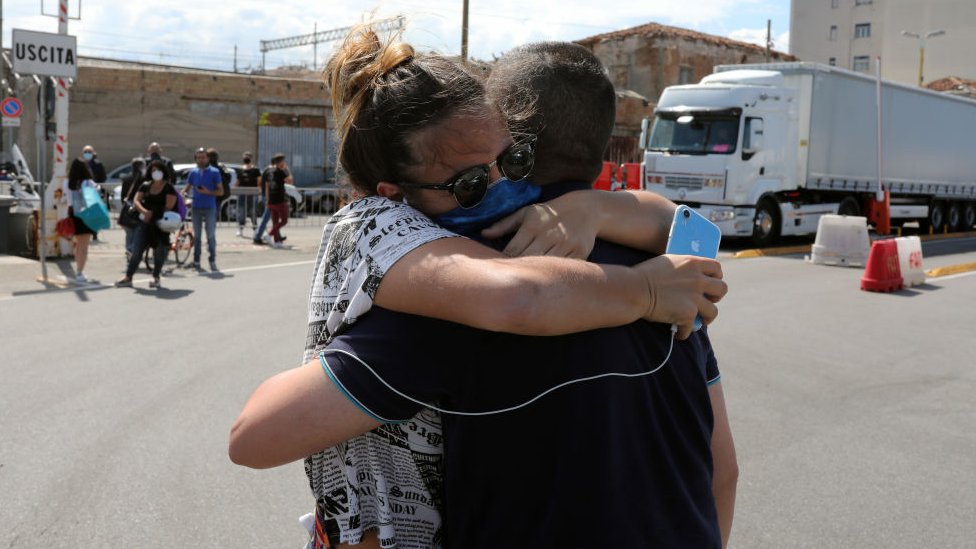 Entre las recomendaciones para minimizar los riesgos en un abrazo están: mirar para lados opuestos, no toser, no hablar, contener la respiración al acercarse, al alejarse y durante el abrazo y hacerlo durar muy poco. Getty Images