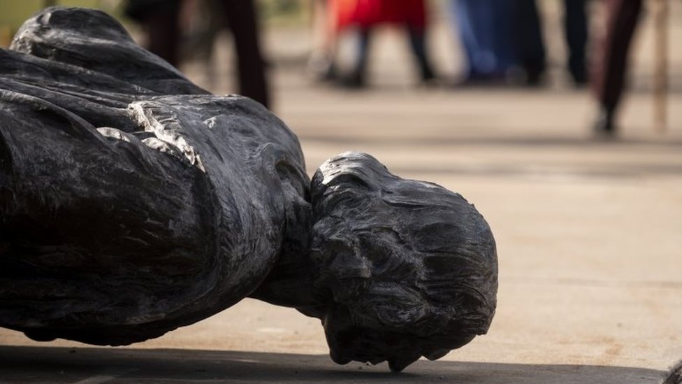 Una estatua de Cristóbal Colón en St. Paul, Minnesota, fue derribada por manifestantes.