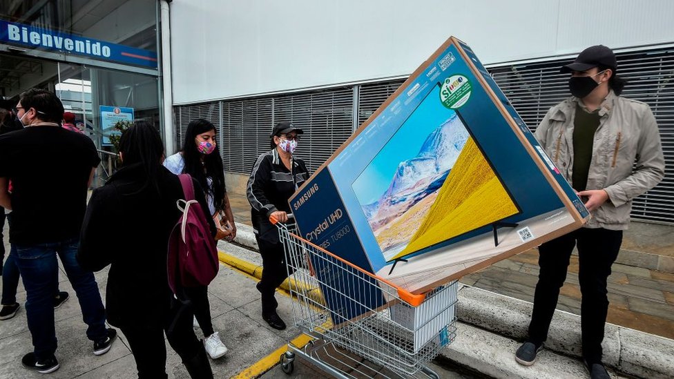 El presidente Iván Duque anunció tres días sin IVA en busca de reactivar el consumo -y, por ende, la economía- en medio de la pandemia. (Foto Prensa Libre: Getty Images)