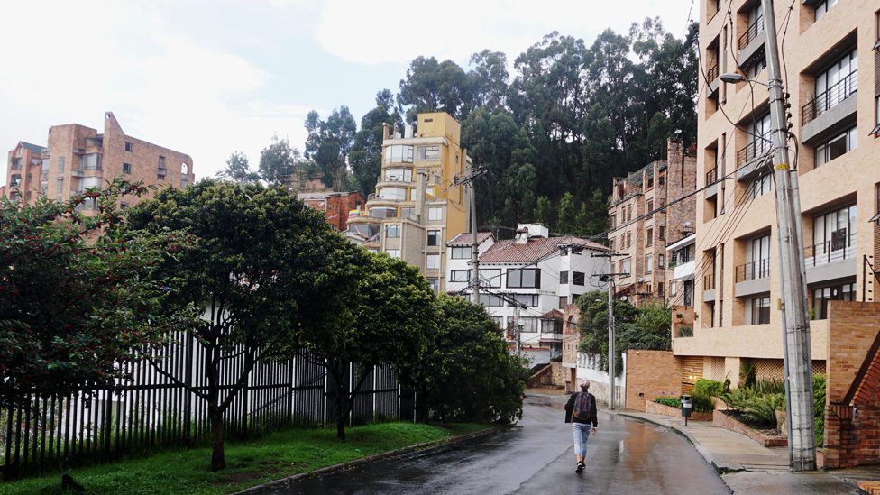 Por estas calles de barrios residenciales de clase alta Diego, así como muchos otros venezolanos, intenta encontrar una ayuda.