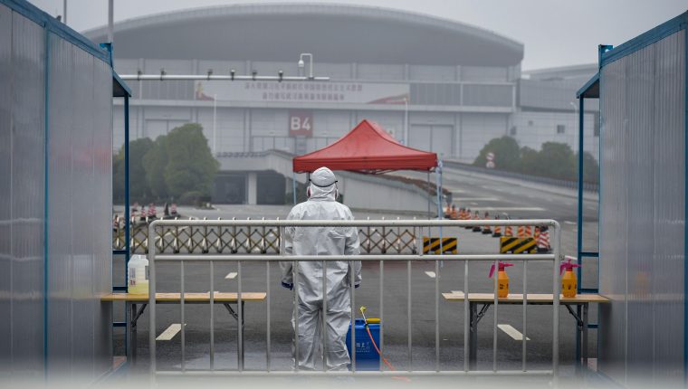 Ambiente desolador a las afueras del Hospital de Wuhan, Hubei, China. (Fotografía Prensa Libre: Hemeroteca PL). 