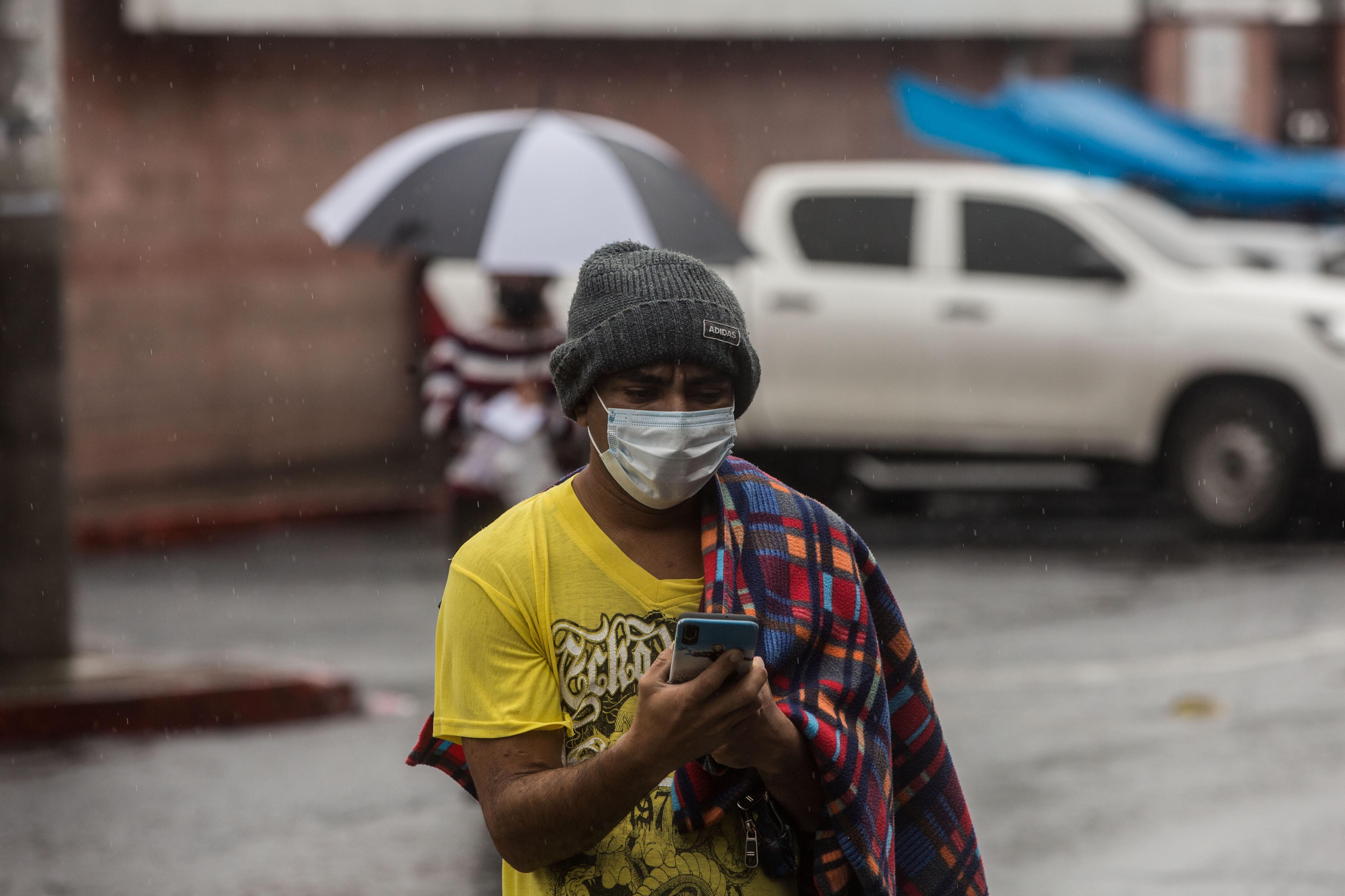 AME4521. CIUDAD DE GUATEMALA (GUATEMALA), 04/06/2020.- Un hombre revisa su celular en el área de emergencias por enfermedades respiratorias del hospital San Juan de Dios este jueves, en Ciudad de Guatemala (Guatemala). La pandemia de coronavirus en Guatemala ha cobrado la vida de 143 personas y suma 5.760 casos positivos de la COVID-19, según el Ministerio de Salud Pública. EFE/ Esteban Biba