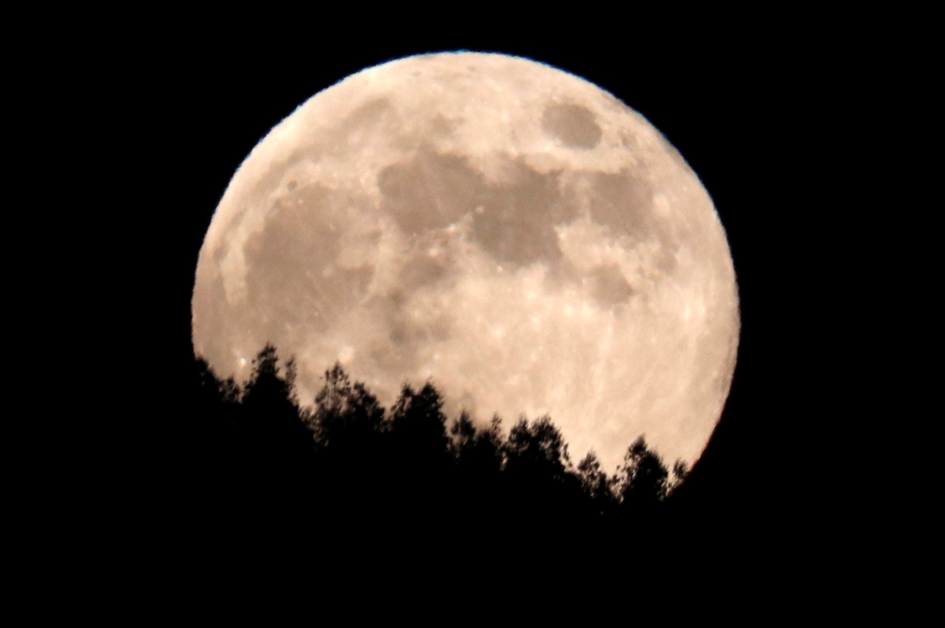 La luna sobre el Monte del Gozo en Santiago de Compostela, durante el segundo eclipse penumbral de Luna del año. (Foto Prensa Libre: EFE)