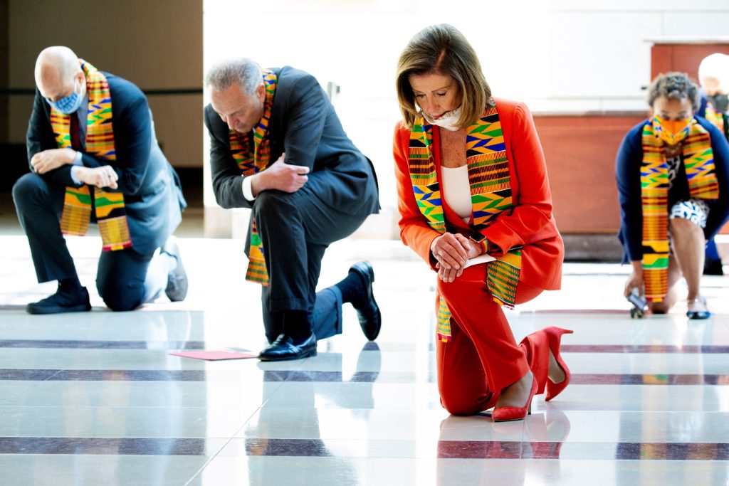 La presidenta de la Cámara de Representantes, la demócrata Nancy Pelosi (2d), se arrodilla junto a una decena de legisladores demócratas durante 8 minutos y 46 segundos, el tiempo que estuvo el afroamericano George Floyd con la rodilla de un policía blanco sobre su cuello, en un sobrio homenaje a todos los que han perdido la vida debido a la "brutalidad policial". (Foto Prensa Libre: EFE)