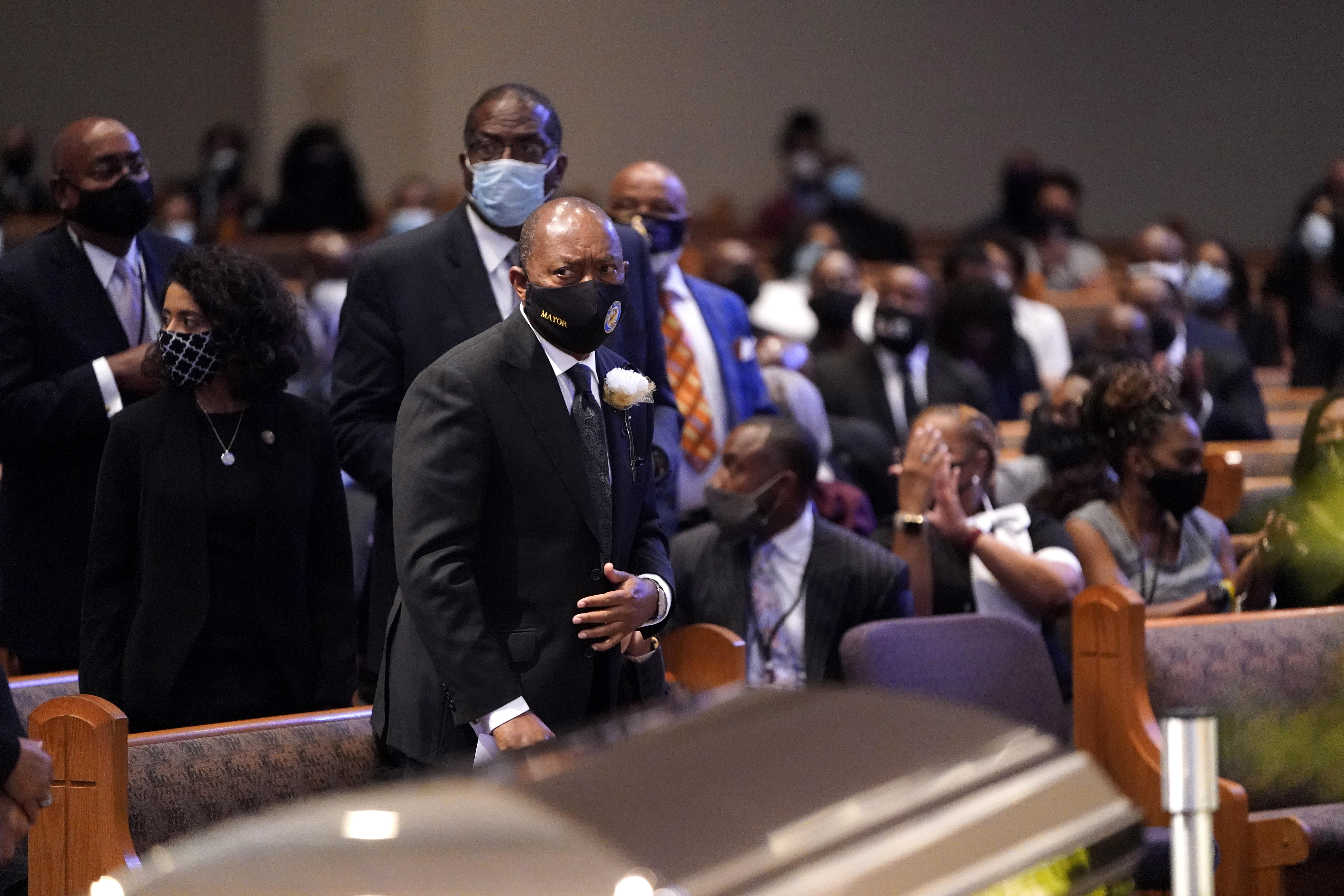 El alcalde de Houston, Sylvester Turner, asiste al funeral de George Floyd en la iglesia Fountain of Praise, Houston, Texas, EE. UU., este 9 de junio de 2020. (Foto Prensa Libre: EFE)