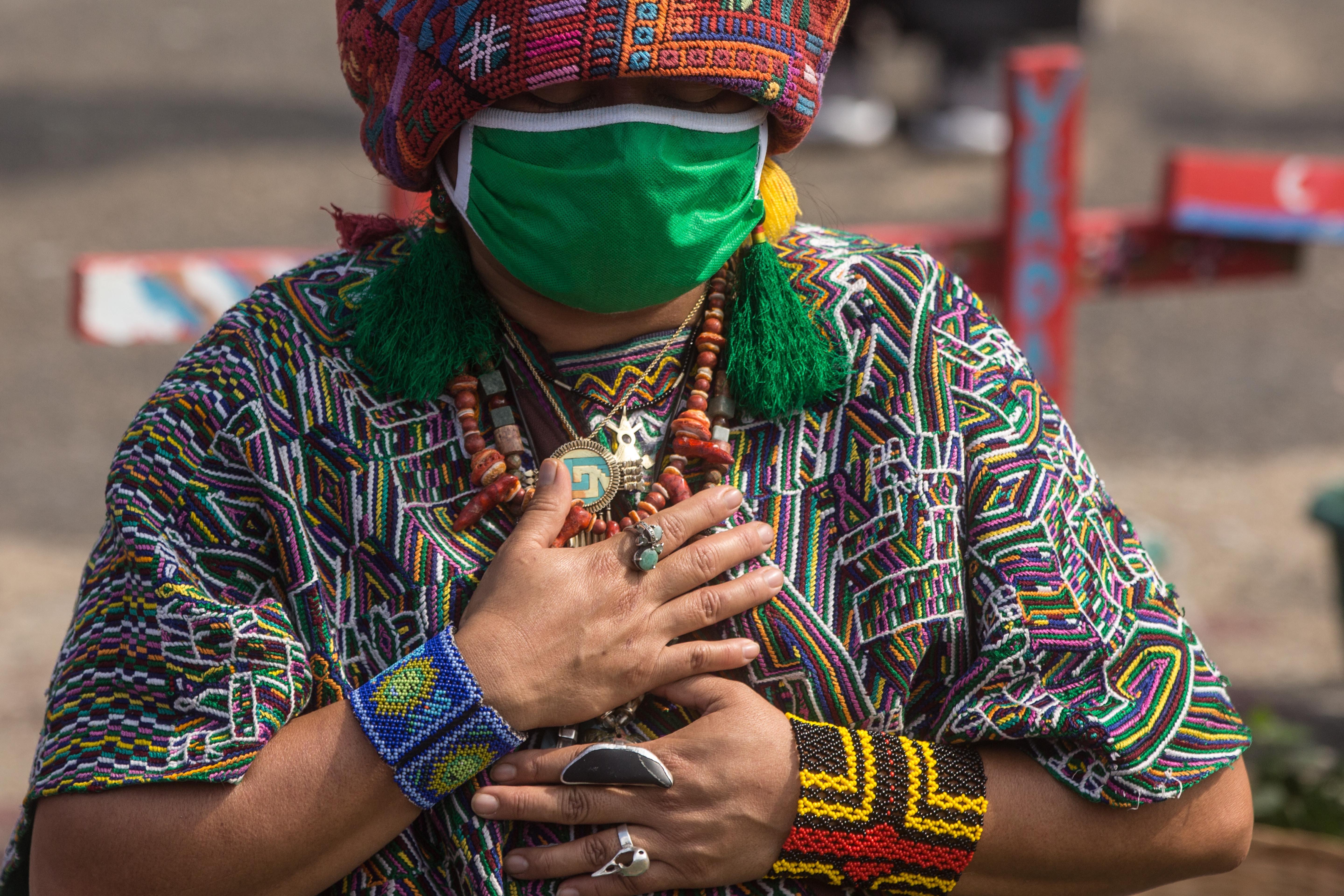 Pueblos indígenas quedan fuera de los planes de prevención y atención durante la pandemia por la barrera idiomática, según expertos.  (Foto Prensa Libre: EFE)