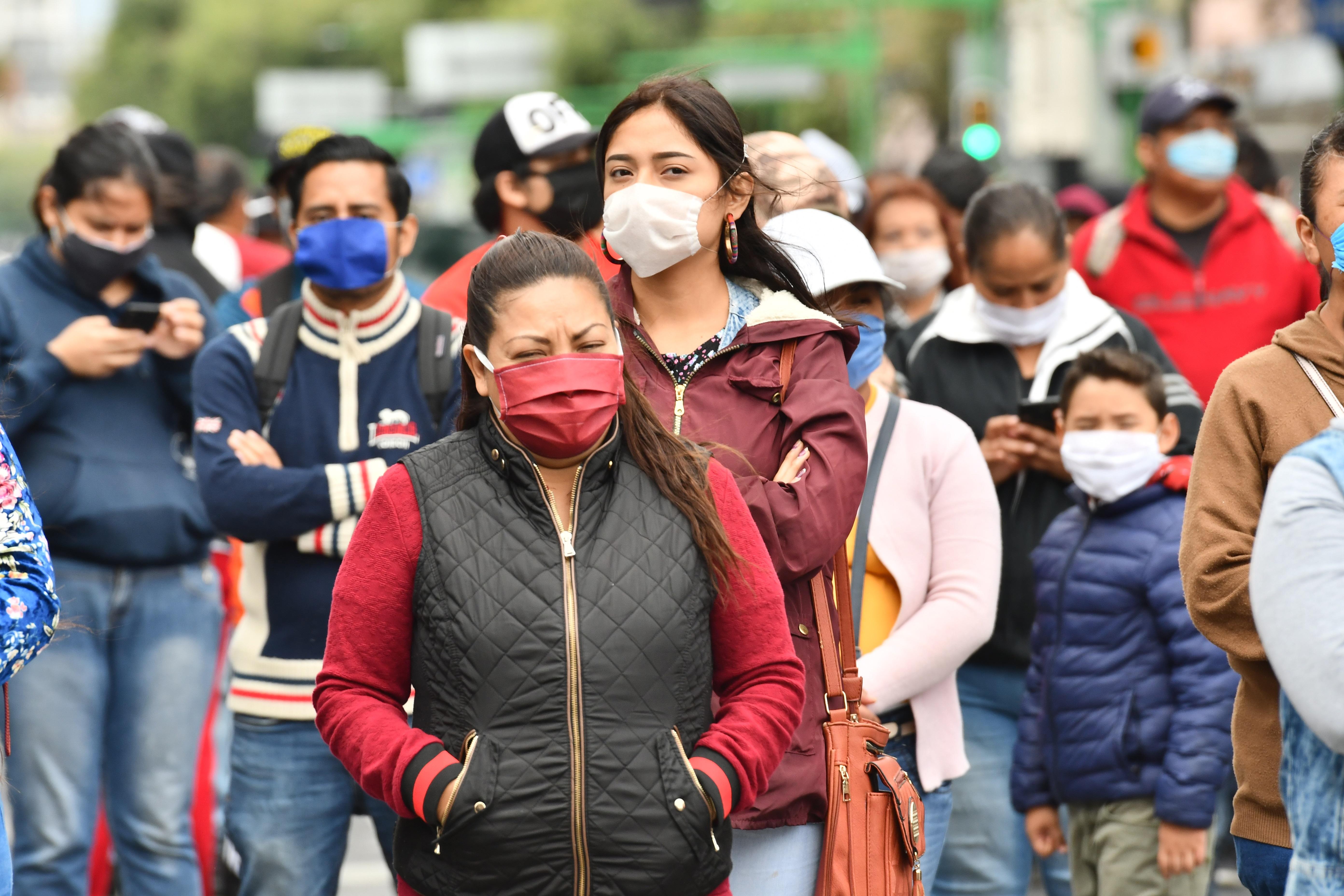 Comerciantes informales que realizan su trabajo en el Centro Histórico de Ciudad de México (México), bloquearon el 11 de junio una de las principales avenidas para exigir apoyo económico debido a que esta zona se encuentra cerrada por la contingencia sanitaria debido al covid-19. (Foto Prensa Libre: EFE).