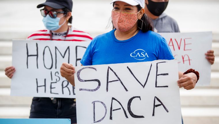 Un grupo de jóvenes inmigrantes y aliados se reúnen en anticipación de una decisión sobre el caso de Acción Diferida para los Llegados en la Infancia (DACA) frente a la Corte Suprema en Washington, DC, EE. UU., el 15 de junio de 2020. (Foto Prensa Libre: EFE)