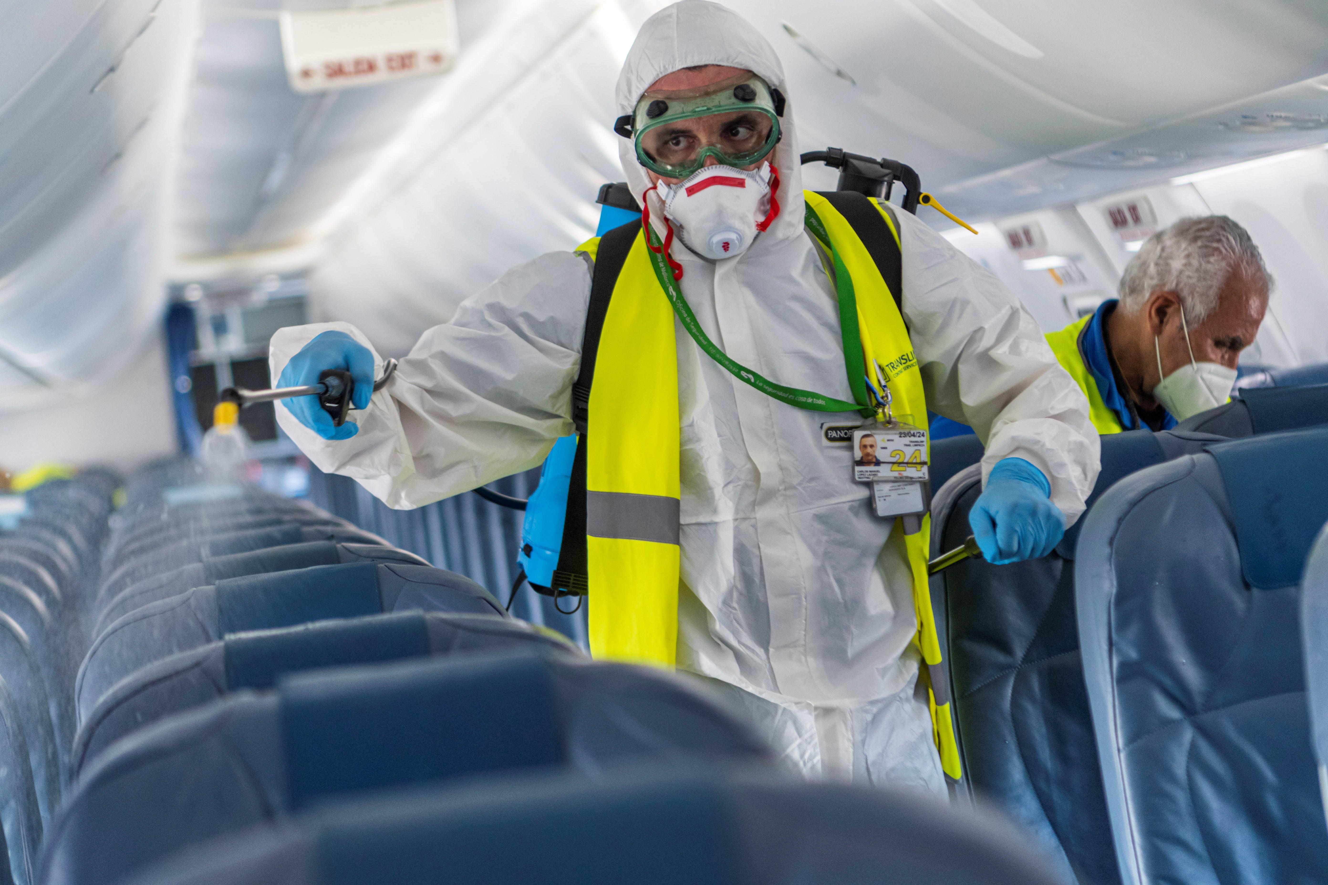 Miembros de los servicios de limpieza desinfectan uno de los aviones de la compañía Aireuropa, a su llegada esta tarde al Aeropuerto de Son San Joan de Mallorca. (Foto Prensa Libre: EFE)