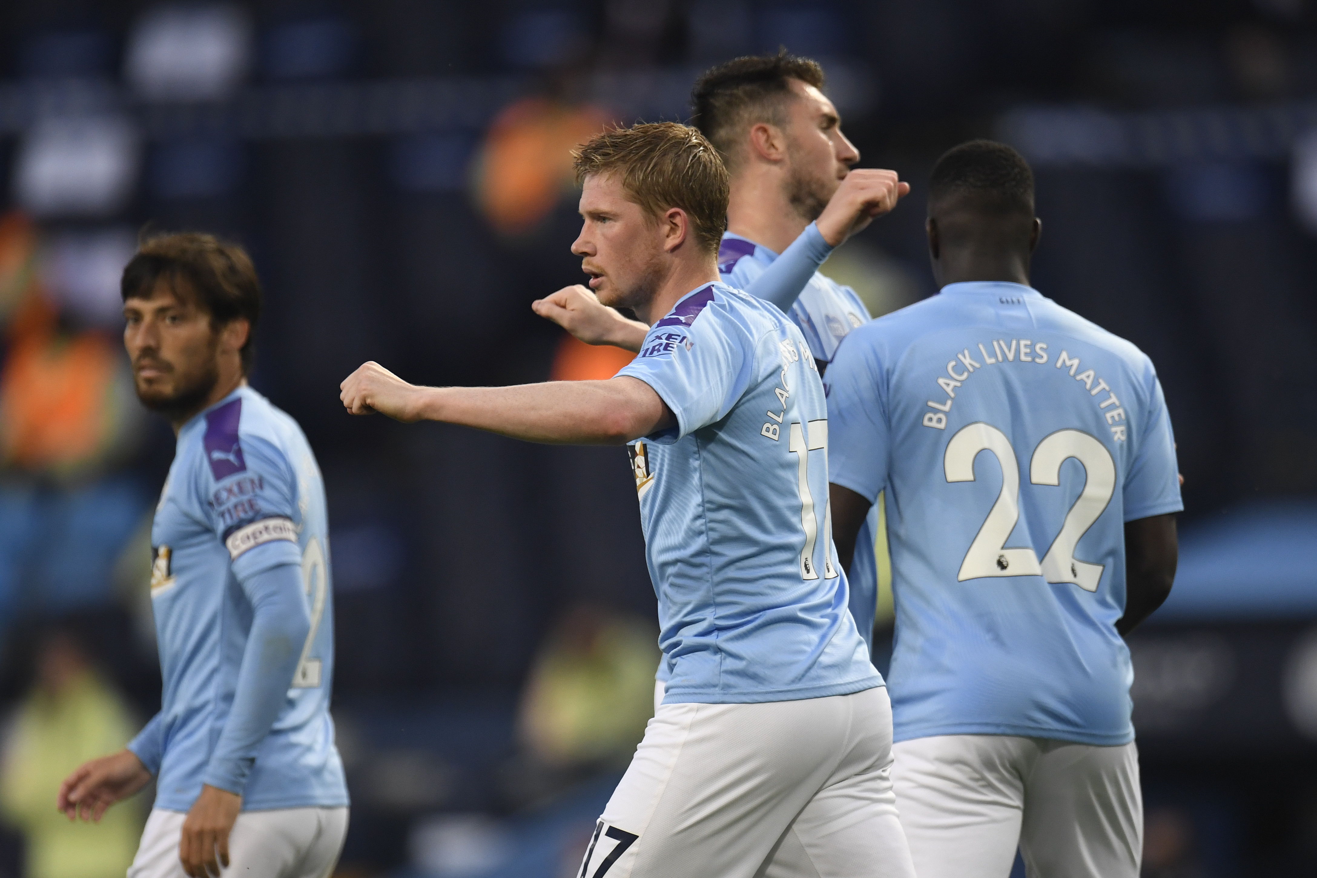 Kevin De Bruyne (C) del Manchester City, celebra después de anotar el segundo gol de su equipo. (Foto Prensa Libre: EFE)