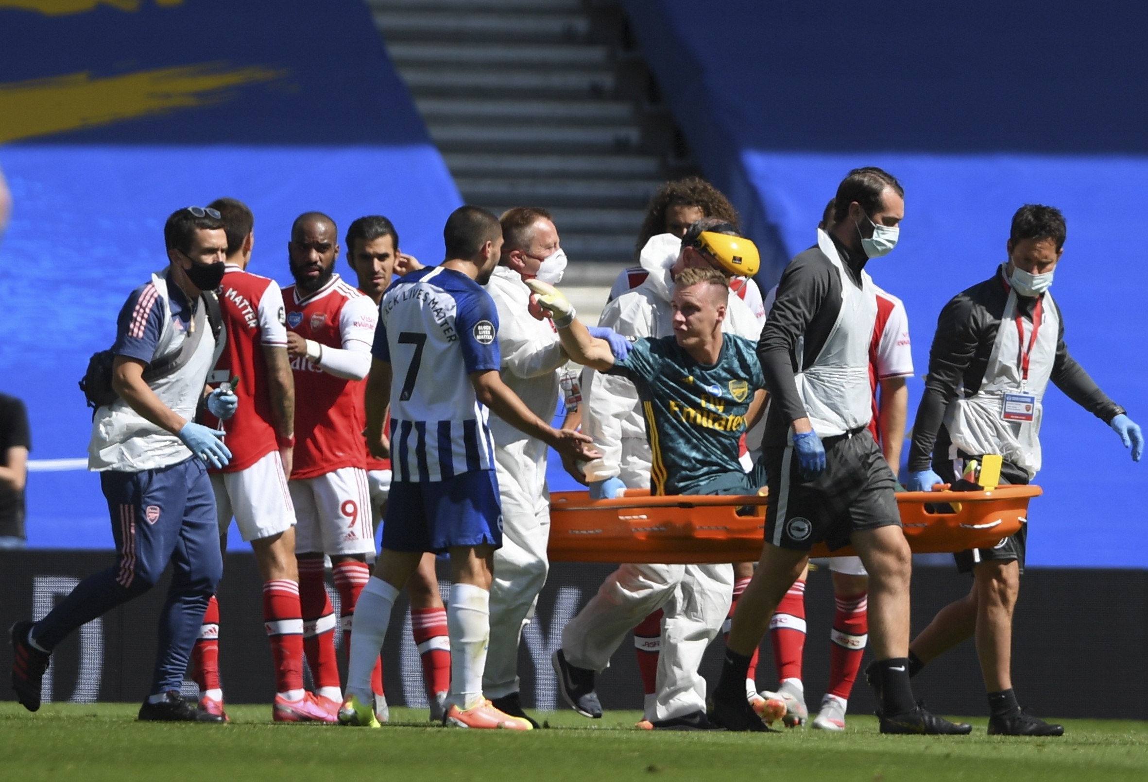 Bernd Leno acusa a su rival desde la camilla. (Foto Prensa Libre: AFP)