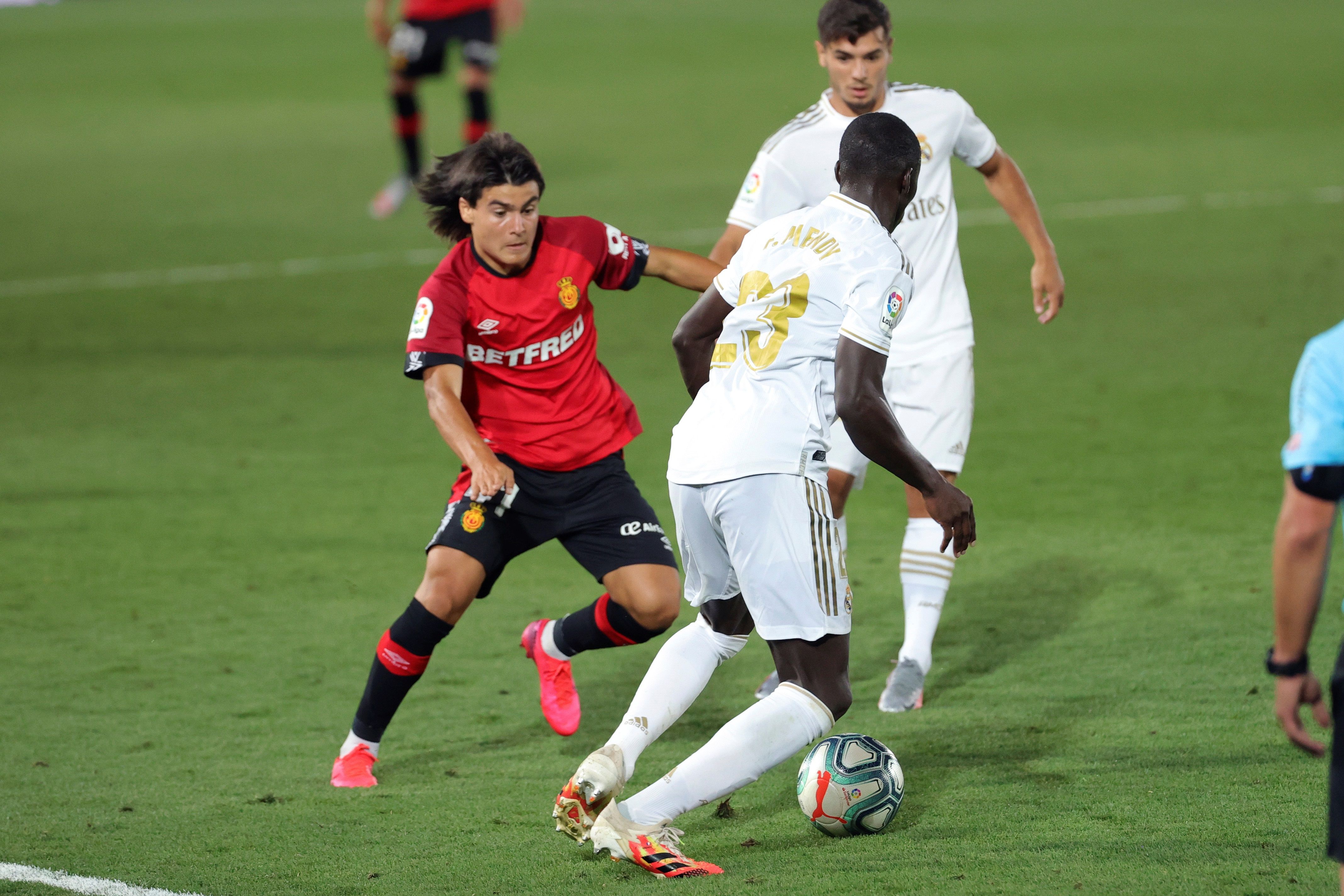 El centrocampista mexicano-argentino  del Real Mallorca, Luka Romero (i), se convierte en el jugador mas joven en debutar en la liga española. (Foto Prensa Libre: EFE)