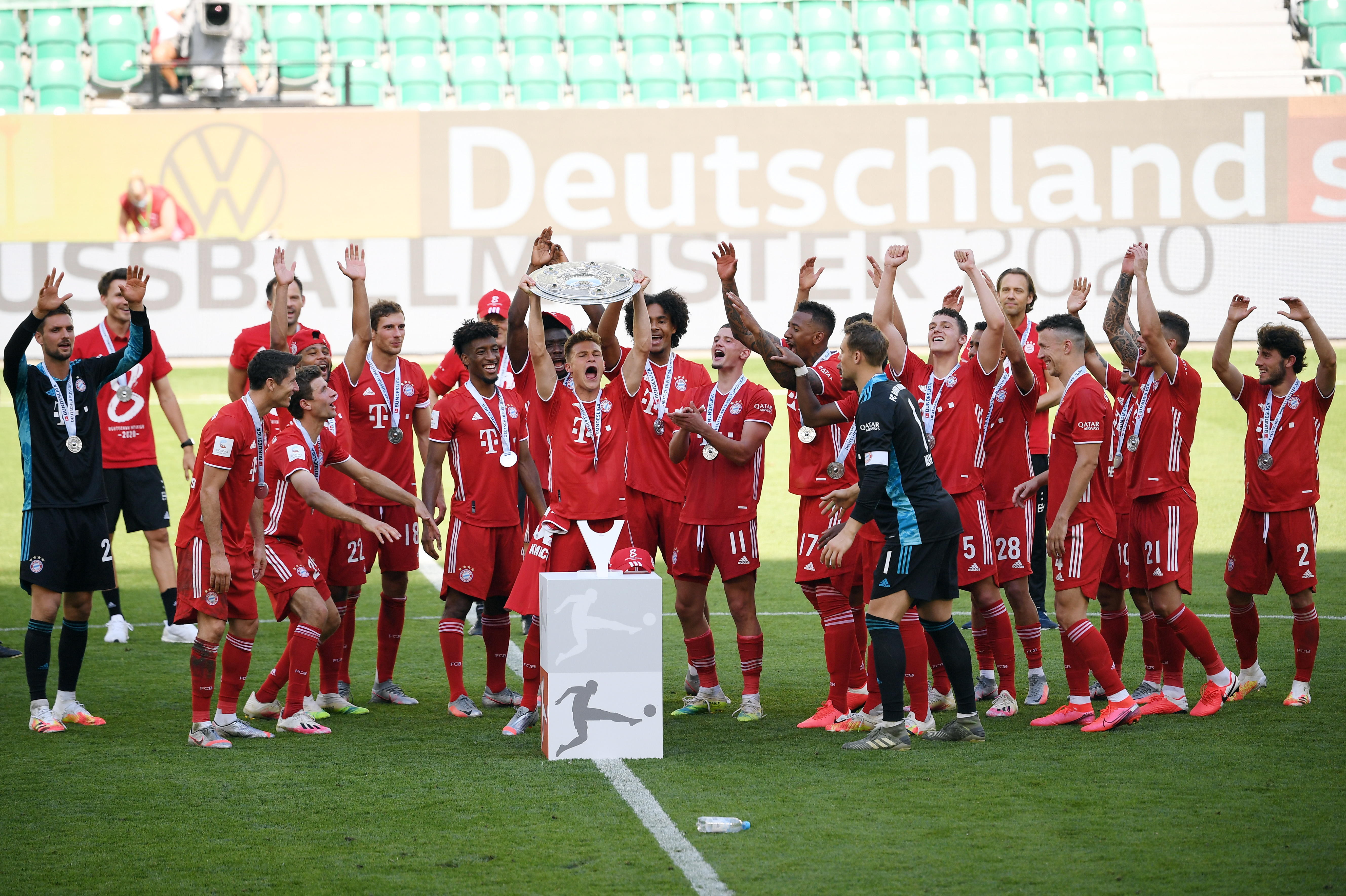 Los jugadores del Bayern festejan con el plato de campeón, tras concluir la temporada como los mejores de Alemania. (Foto Prensa Libre: EFE).