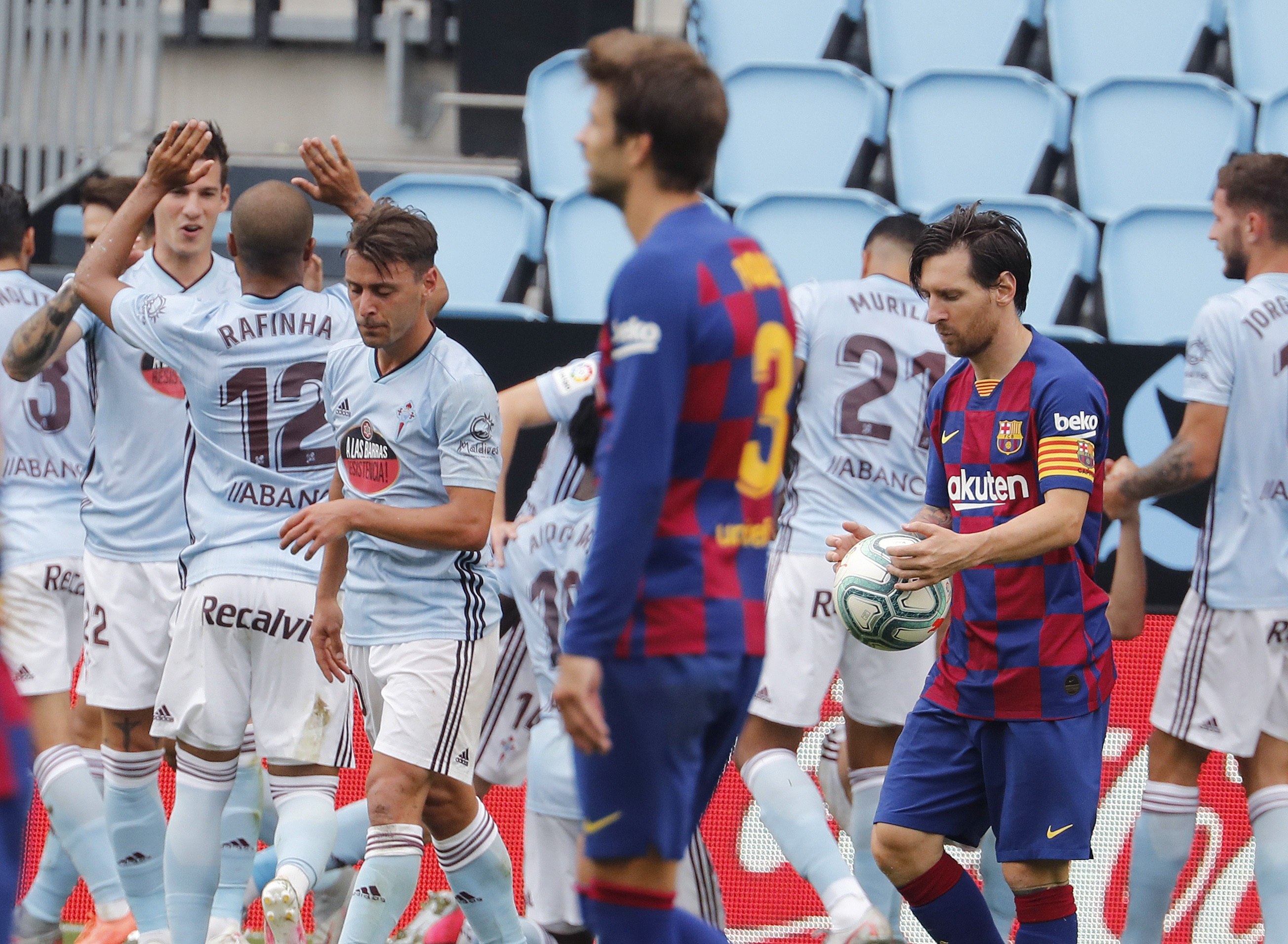 Los jugadores del Celta celebran el gol de Iago Aspas (2-2) durante el partido contra el FC Barcelona correspondiente a la jornada 32 de LaLiga Santander. (Foto Prensa Libre: EFE)