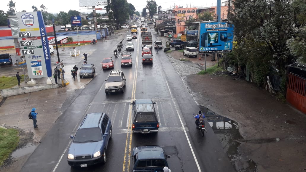 Tránsito en la cabecera de Chimaltenango este lunes. (Foto Prensa Libre: Víctor Chamalé).