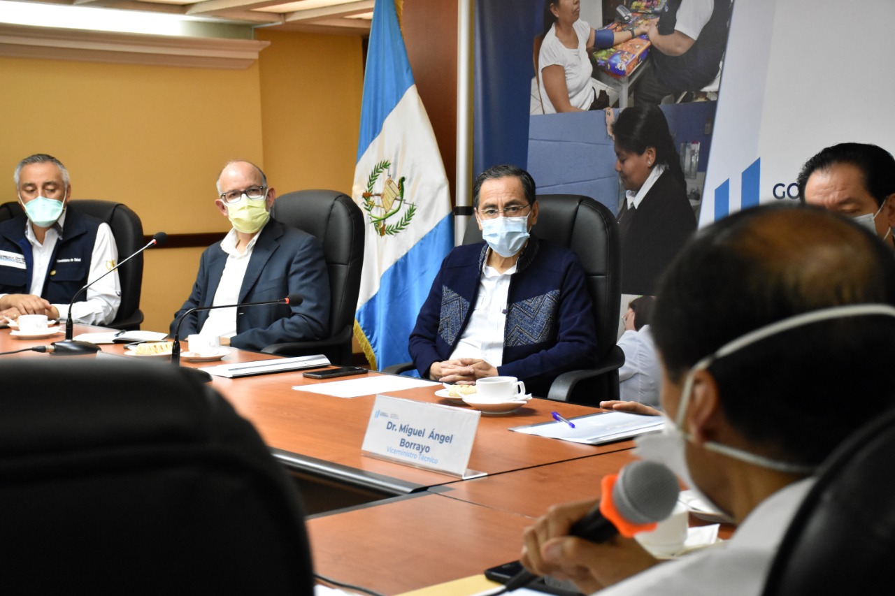 Edwin Asturias, director de la Coprecovid, y Hugo Monroy, ministro de Salud, durante una reunión. (Foto Prensa Libre: Ministerio de Salud).