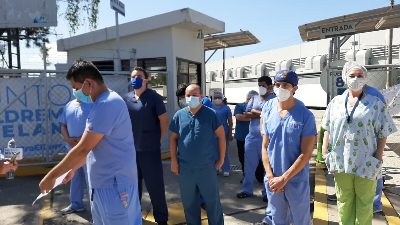 Médicos hablan con reporteros en uno de los accesos al parque de la Industria este 8 de junio. (Foto Prensa Libre: Andrea Domínguez).