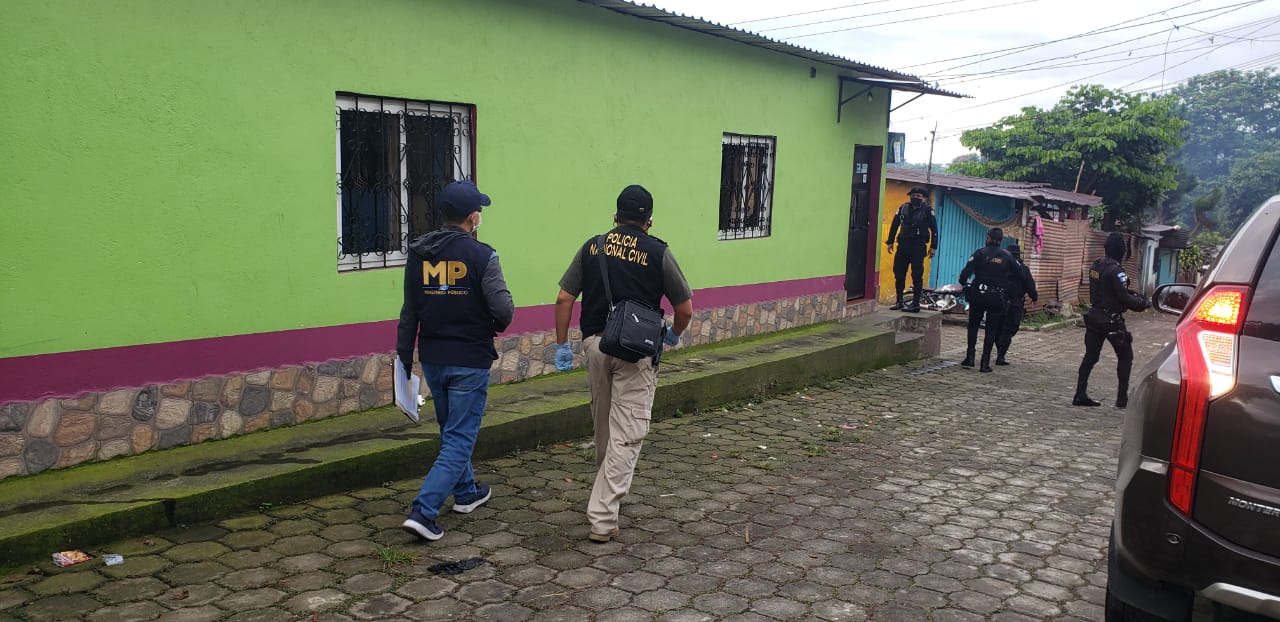 Agentes de la PNC y fiscales durante uno de los allanamientos. (Foto Prensa Libre: Ministerio Público).