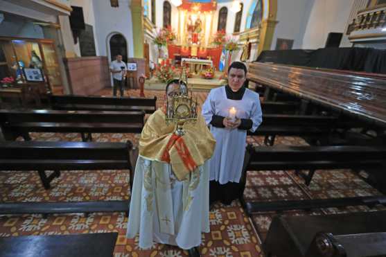 Las autoridades de la Iglesia Católica han pedido a los párrocos que sean estrictos para seguir las instrucciones del gobierno para evitar el avance del Coronavirus en el país. Foto Prensa Libre: Óscar Rivas