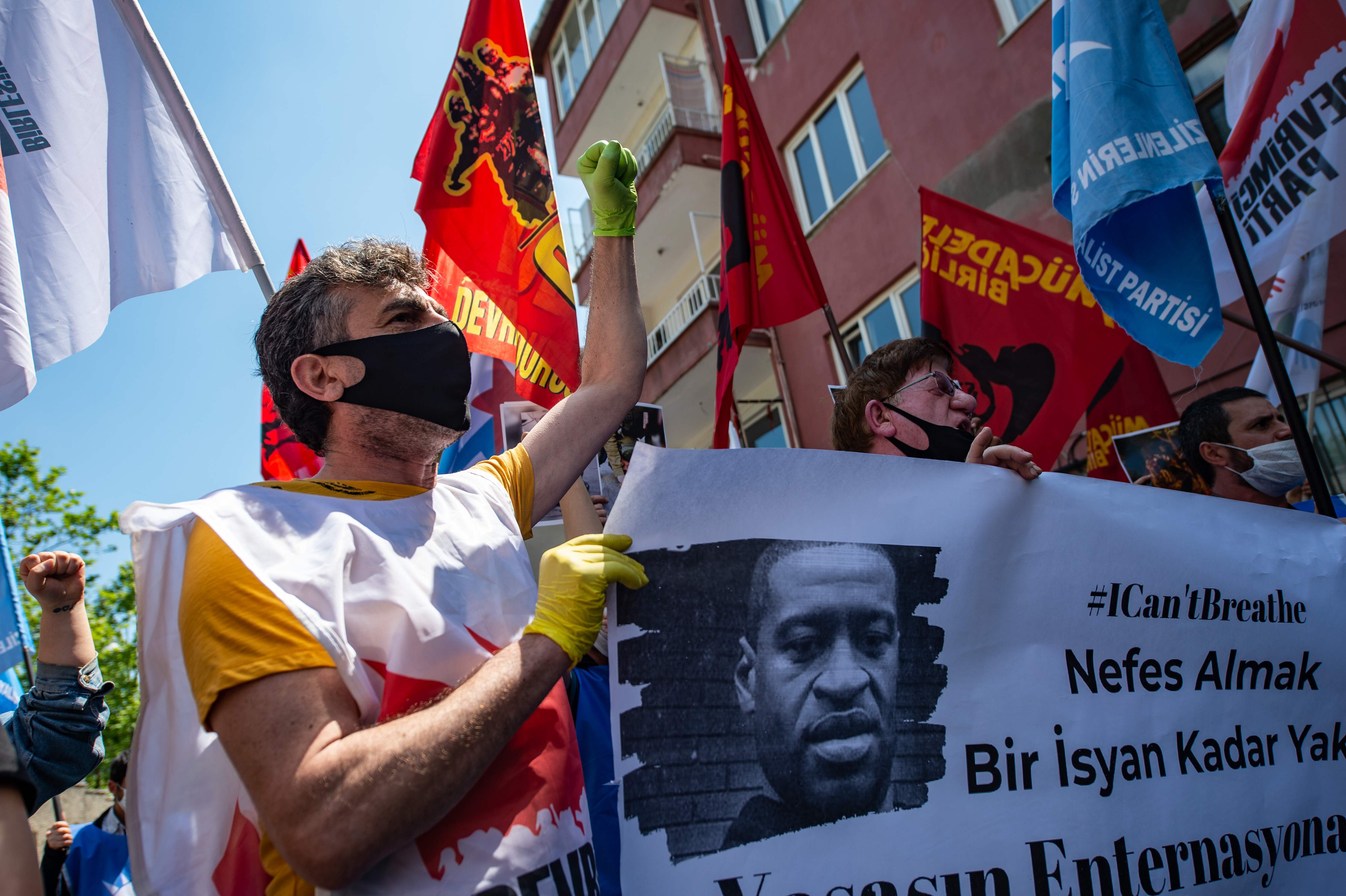 Protesta cerca del consulado de los Estados Unidos en Estambul, el 4 de junio de 2020, por la muerte de George Floyd. (Foto Prensa Libre: AFP)