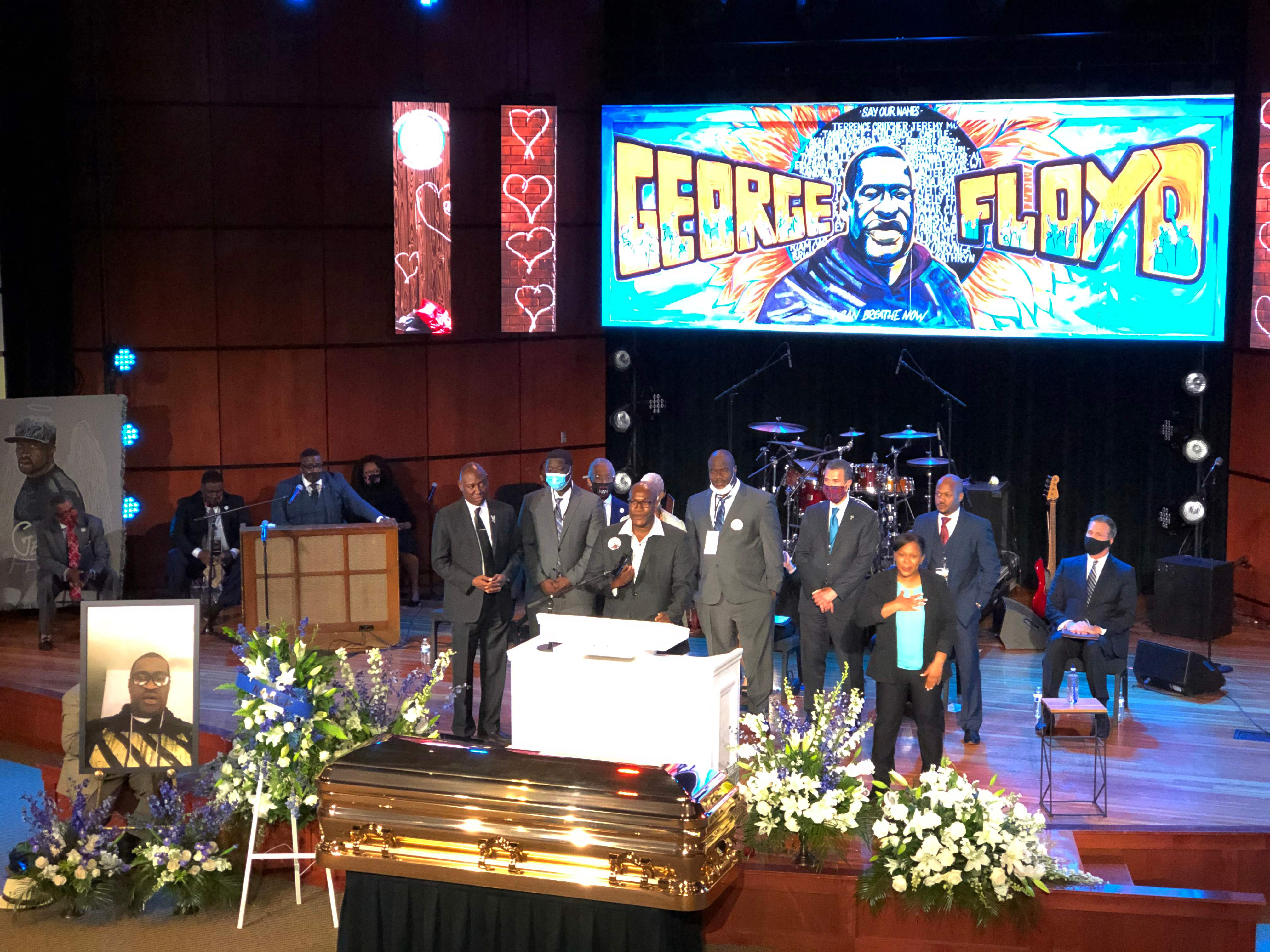 La familia de George Floyd habla durante un servicio conmemorativo para Floyd el 4 de junio de 2020, en el Santuario Frank J. Lindquist de la Universidad Central del Norte en Minneapolis, Minnesota. (Foto Prensa Libre: AFP).