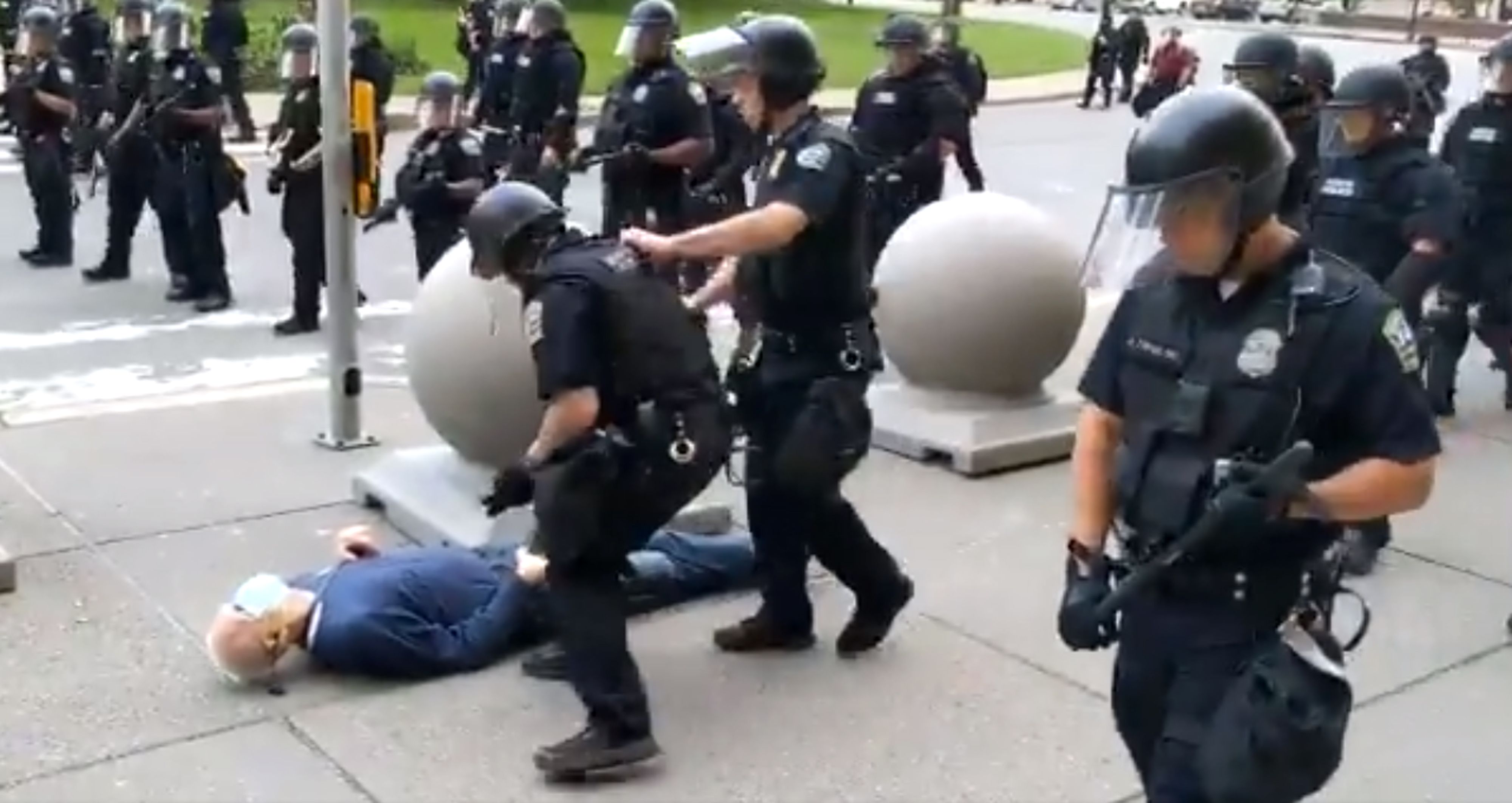 En estas imágenes, cortesía de la estación de televisión National Public Radio (NPR) WBFO y tomadas por Mike Desmond, un manifestante de 75 años cae al suelo después de ser empujado por la policía de Buffalo, Nueva York, el 4 de junio de 2020. (Foto Prensa Libre: AFP)