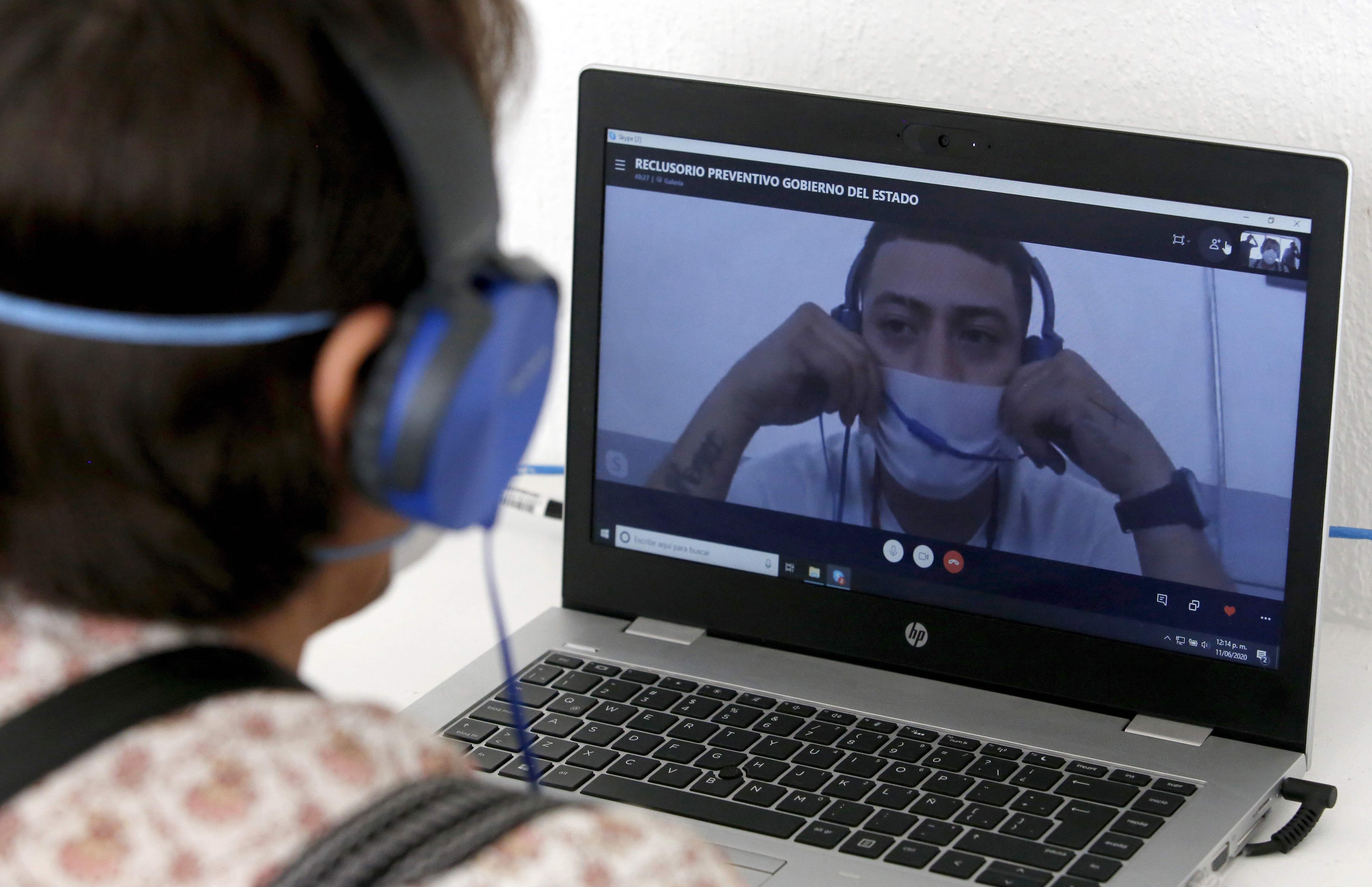 Un familiar habla por una videollamada con uno de los reos en Jalisco. (Foto Prensa Libre: AFP)