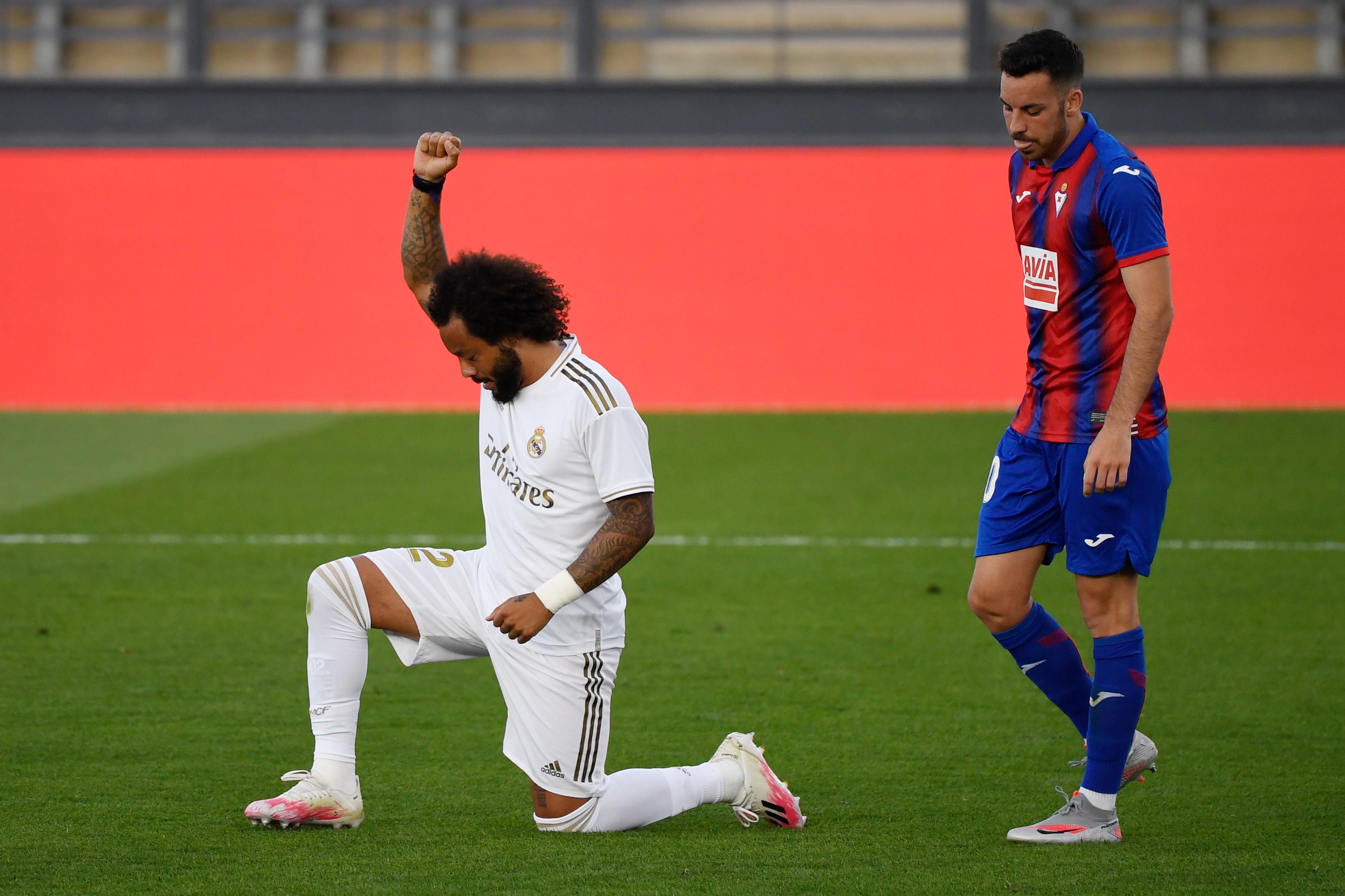 Marcelo hace un homenaje por la lucha antirracista en el mundo. (Foto Prensa Libre: AFP)