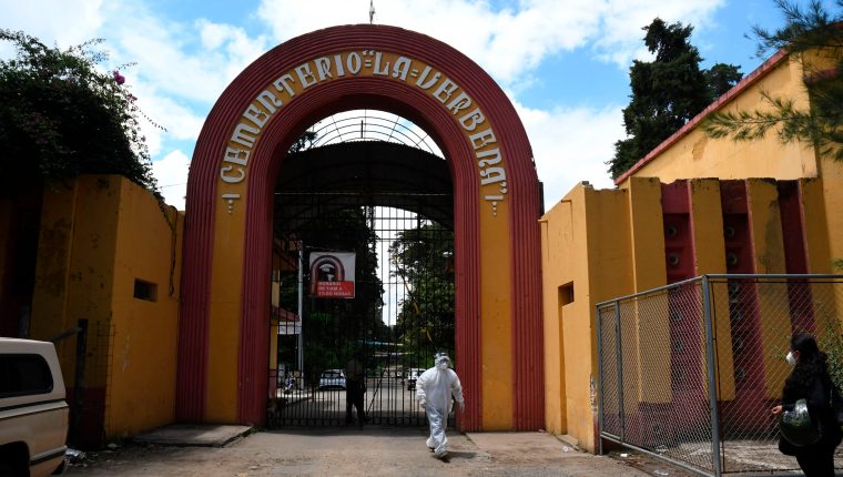 En el cementerio La Verbena en la capital guatemalteca es utilizado para sepultar a fallecidos por coronavirus. (Foto Prensa Libre: EFE) 