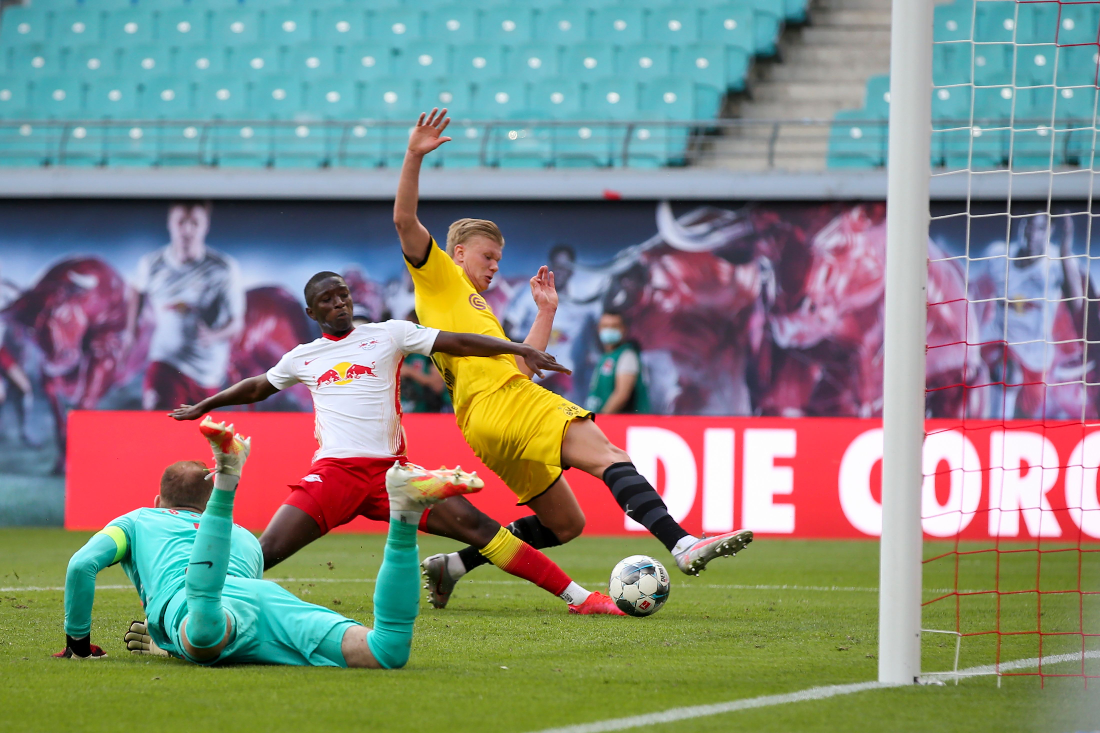 Erling Braut Haaland en el momento que anota el segundo gol del Borussia frente al Leipzig. (Foto Prensa Libre: AFP).