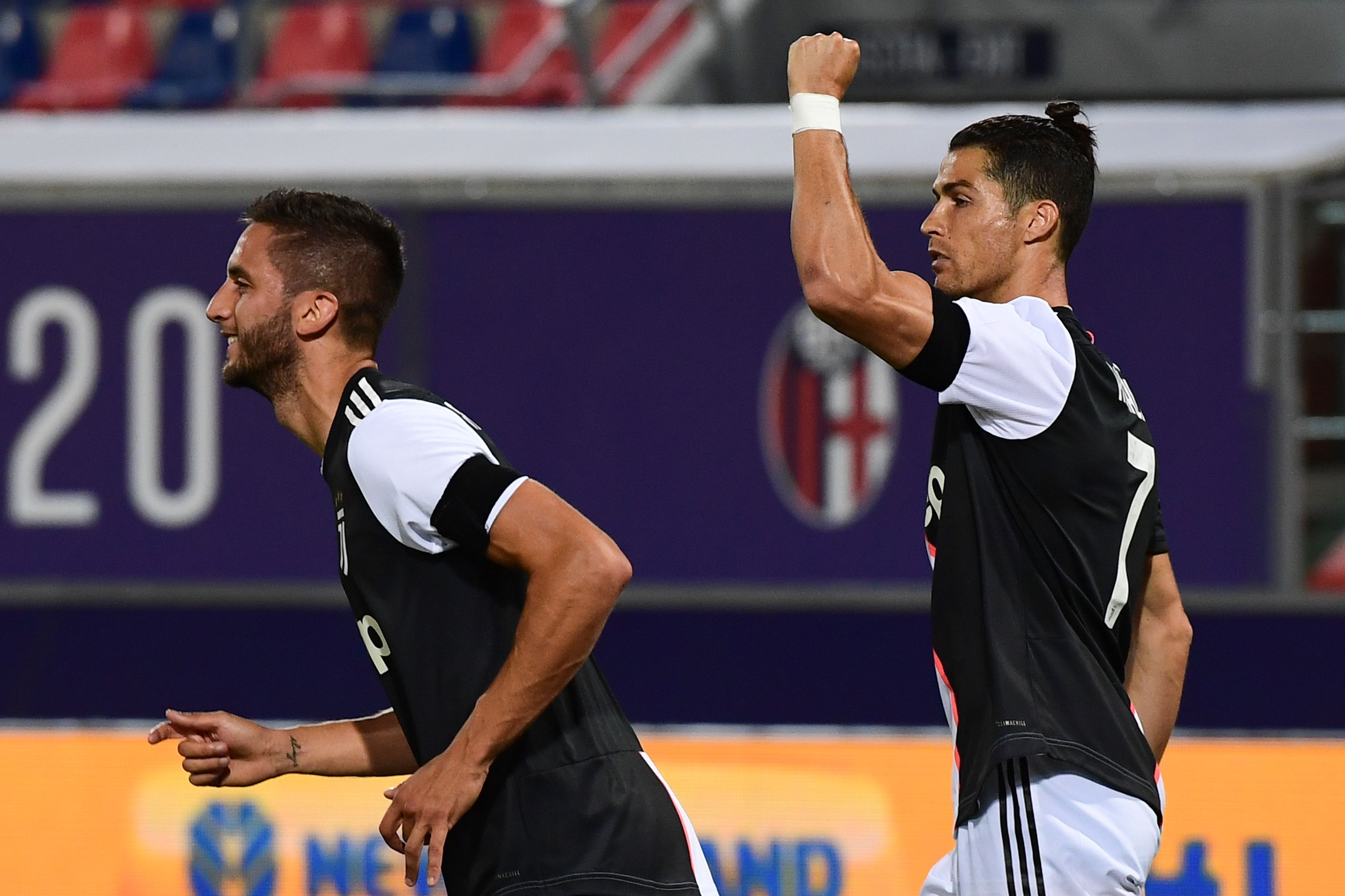 Cristiano Ronaldo celebra la anotación de la Juventus frente a la Bogna. (Foto Prensa Libre: AFP)